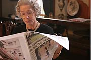 Queen Elisabeth II. (Helen Mirren) liest Zeitungsberichte über den Tod von Lady Di (Fotos: Concorde Filmverleih GmbH)